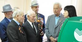Пенсионеров учат пользоваться банкоматом Пресс-служба дальневосточного филиала Сбербанка
