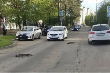 Суд обязал мэрию Хабаровска отремонтировать дорогу у школы на Фурманова